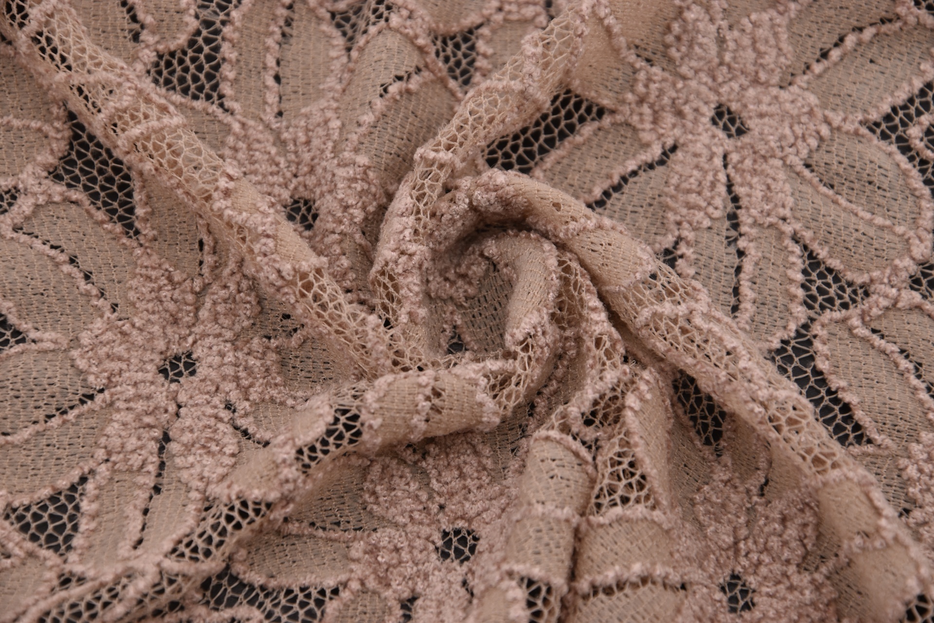 Spitze Graubeige