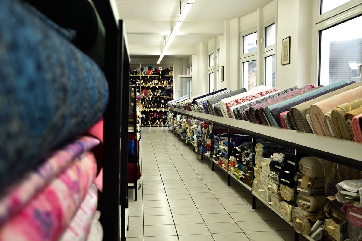 Regalreihen mit Stoffballen in den Geschäftsräumen in Wuppertal
