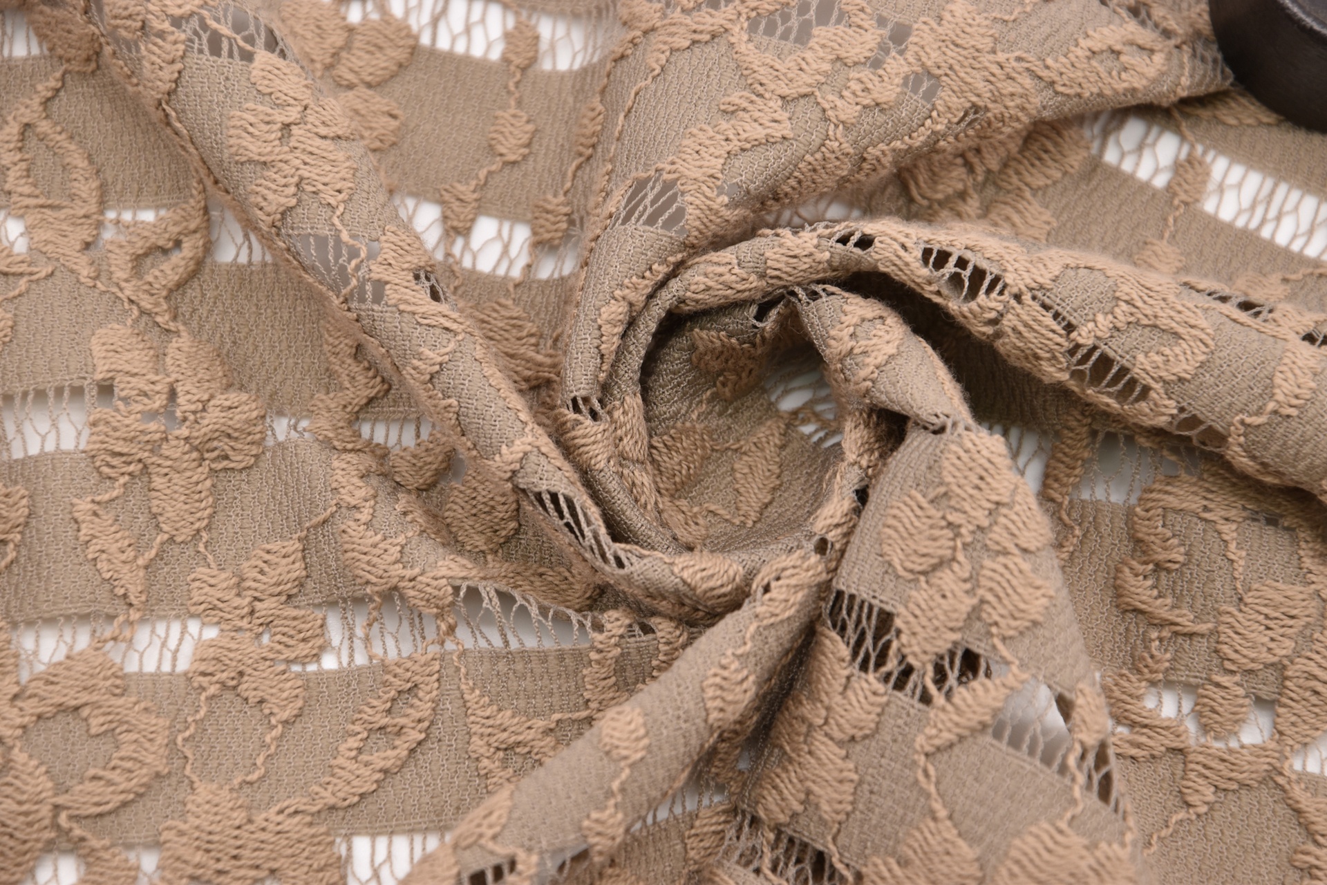 Spitze Graubeige