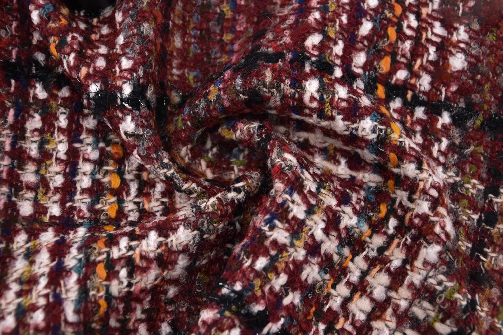 Karierter Bouclé-Tweed in Bordeaux mit bunten Noppen und Glanzfaden, in Falten gelegt