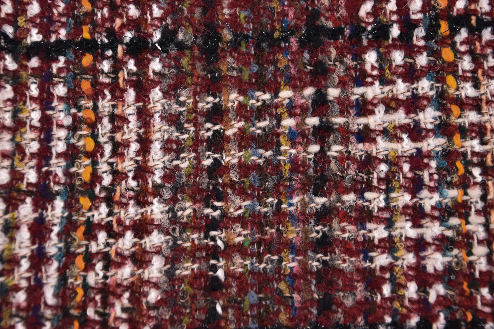 Karierter Bouclé-Tweed in Bordeaux mit bunten Noppen und Glanzfaden, glatt ausgelegt