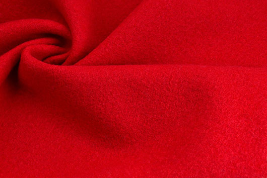 Wolle feuerrot gedreht