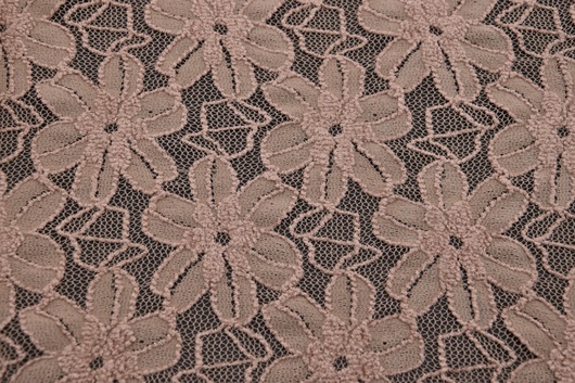 Spitze Graubeige