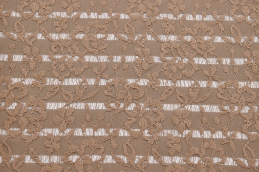 Spitze Graubeige